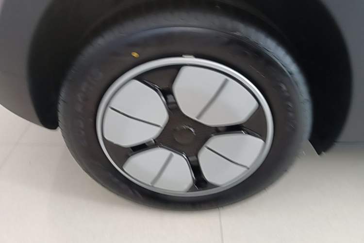 Used Geely Galaxy Geome 2026 Model 310km Youth Edition Right Rear Wheel Hub