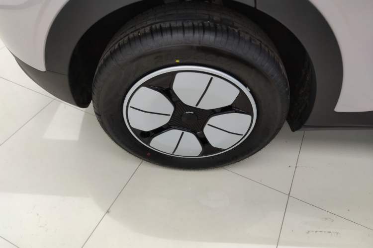 Used Geely Galaxy Geome 2026 Model 310km Youth Edition Right Rear Wheel Hub