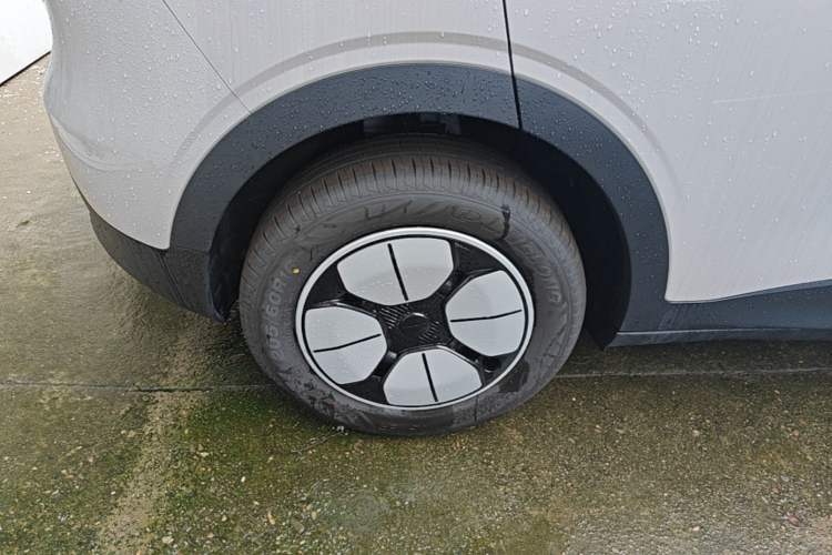 Used Geely Galaxy Geome 2026 Model 310km Youth Edition Right Rear Wheel Hub