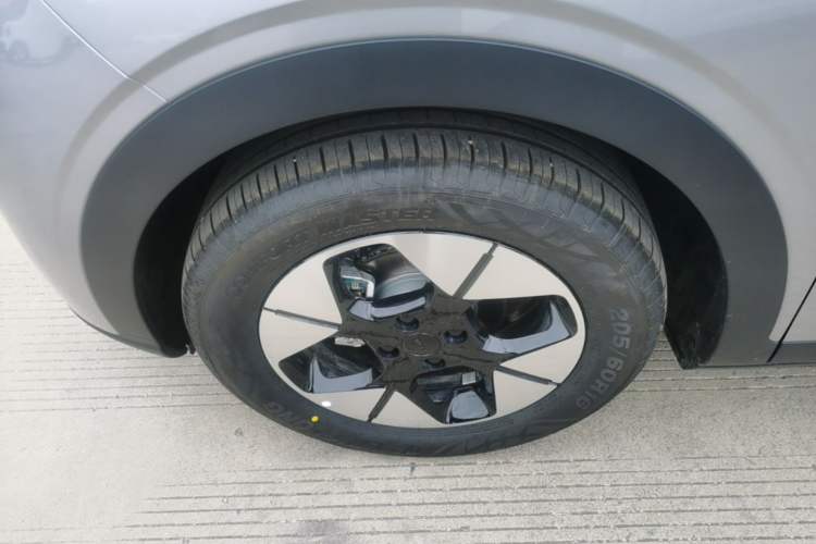Used Geely Galaxy Geome 2026 Model 310km Dream Edition Left Front Wheel Hub