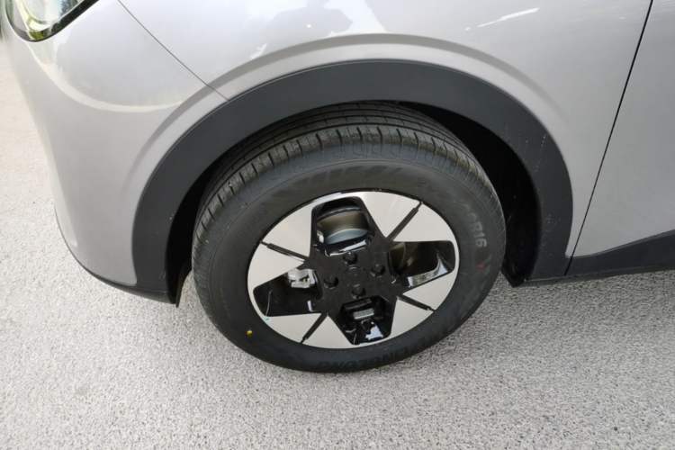 Used Geely Galaxy Geome 2026 Model 410km Freedom Edition Left Front Wheel Hub