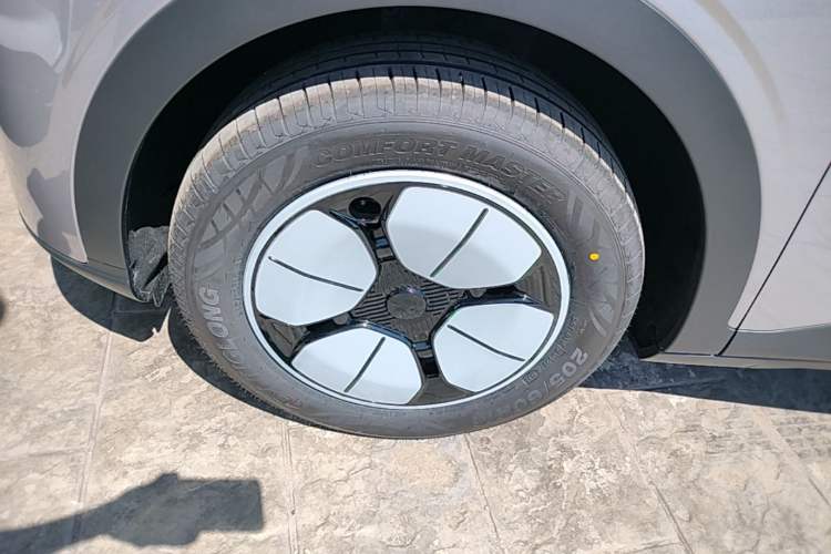 Used Geely Galaxy Geome 2026 Model 310km Youth Edition Left Front Wheel Hub