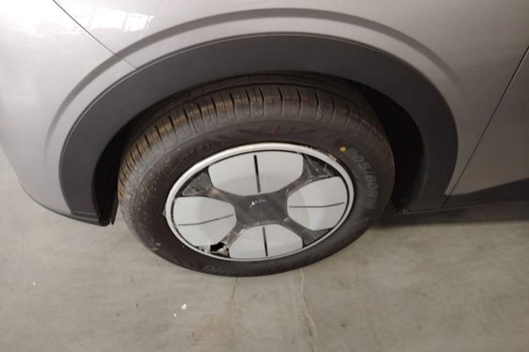 Used Geely Galaxy Geome 2026 Model 310km Youth Edition Left Front Wheel Hub