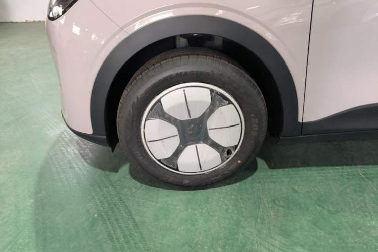 Used Geely Galaxy Geome 2026 Model 310km Youth Edition Left Front Wheel Hub