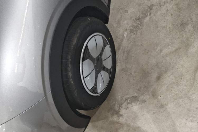 Used Geely Galaxy Geome 2026 Model 310km Youth Edition Left Front Wheel Hub