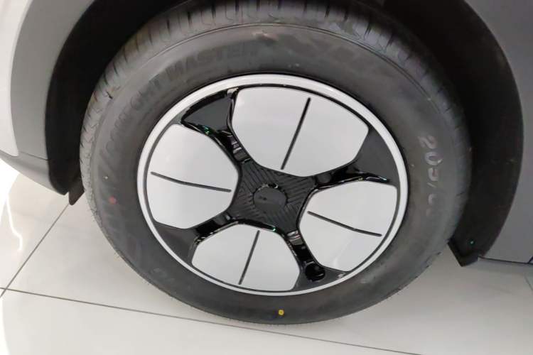 Used Geely Galaxy Geome 2026 Model 310km Youth Edition Left Front Wheel Hub