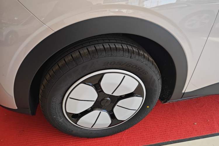 Used Geely Galaxy Geome 2026 Model 310km Youth Edition Left Front Wheel Hub