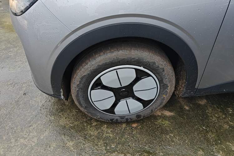 Used Geely Galaxy Geome 2026 Model 310km Youth Edition Left Front Wheel Hub