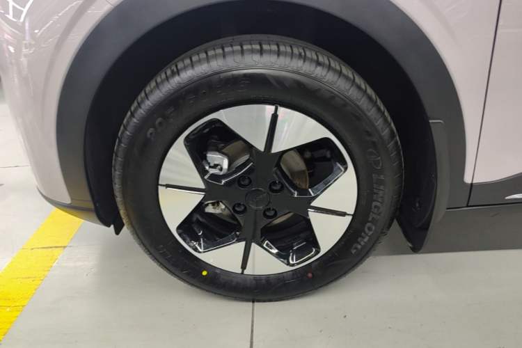 Used Geely Galaxy Geome 2026 Model 410km Exploration Edition Left Front Wheel Hub