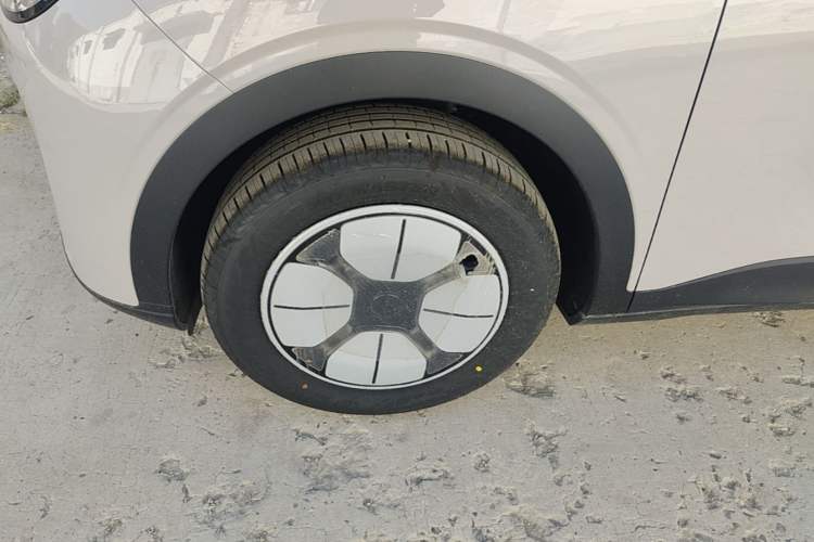 Used Geely Galaxy Geome 2026 Model 310km Youth Edition Left Front Wheel Hub