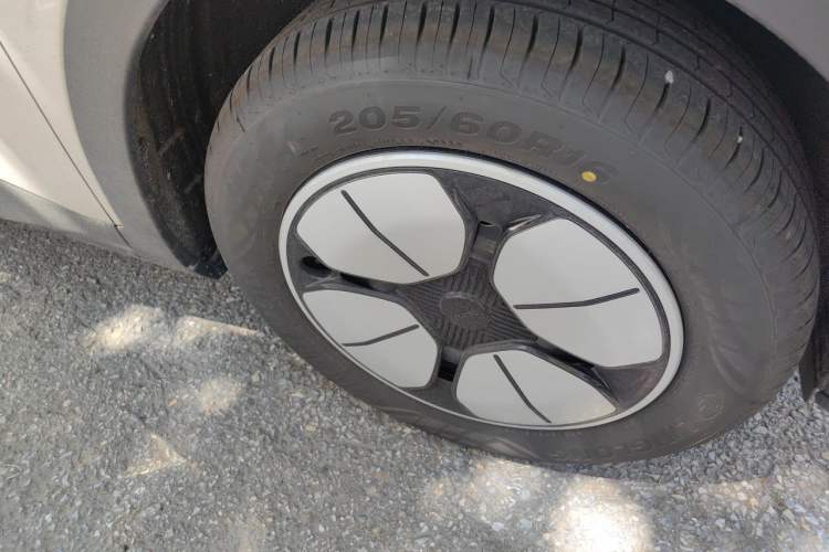 Used Geely Galaxy Geome 2026 Model 410km Carefree Edition Right Front Wheel Hub