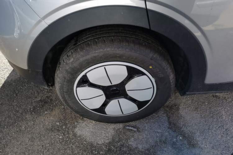 Used Geely Galaxy Geome 2026 Model 310km Youth Edition Right Rear Wheel Hub