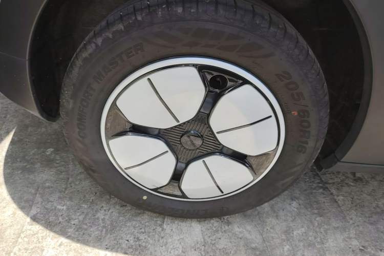 Used Geely Galaxy Geome 2026 Model 310km Youth Edition Right Rear Wheel Hub