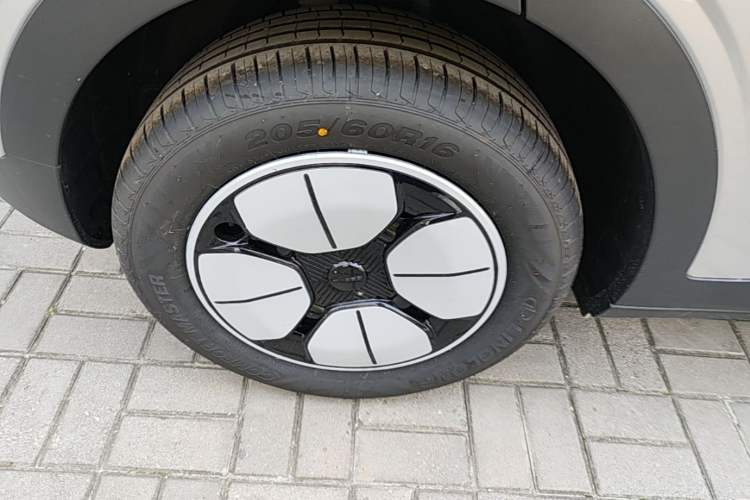Used Geely Galaxy Geome 2026 Model 310km Youth Edition Right Rear Wheel Hub