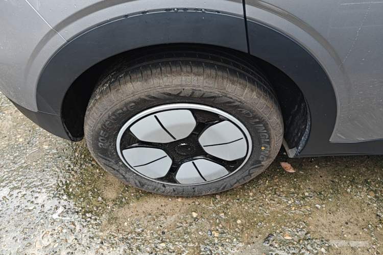 Used Geely Galaxy Geome 2026 Model 310km Youth Edition Right Rear Wheel Hub