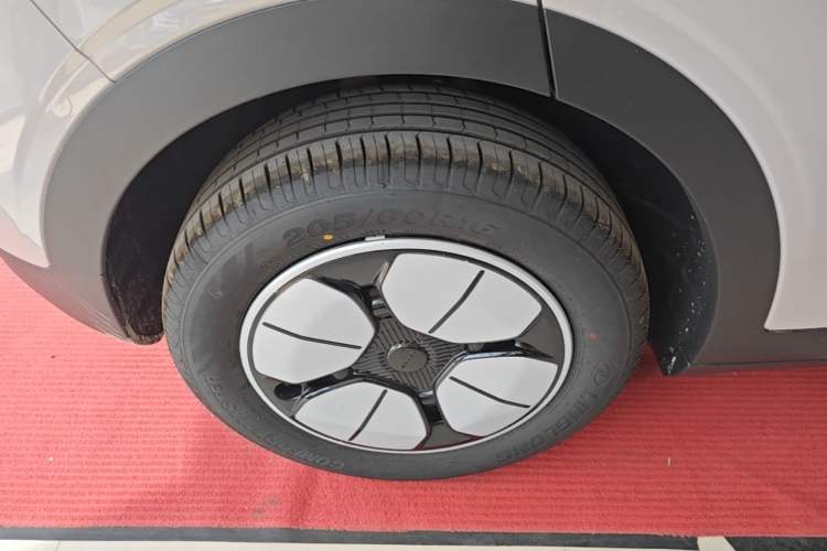 Used Geely Galaxy Geome 2026 Model 310km Youth Edition Right Rear Wheel Hub