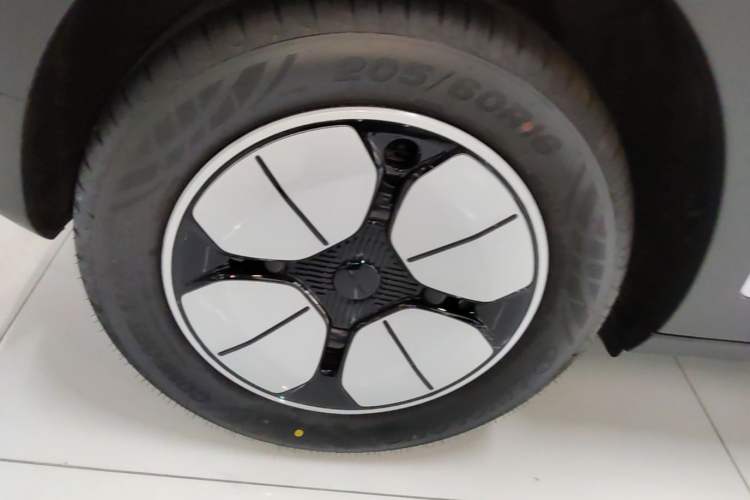 Used Geely Galaxy Geome 2026 Model 310km Youth Edition Right Rear Wheel Hub