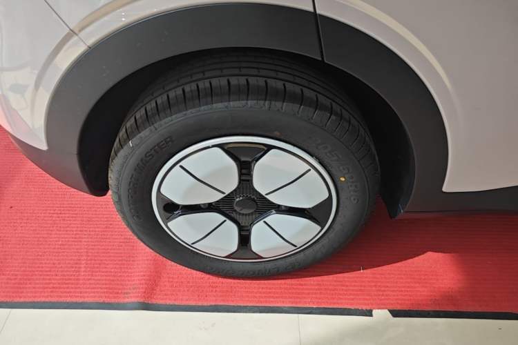 Used Geely Galaxy Geome 2026 Model 310km Youth Edition Right Rear Wheel Hub