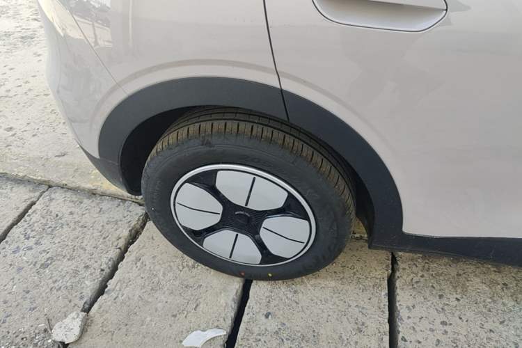 Used Geely Galaxy Geome 2026 Model 310km Youth Edition Right Rear Wheel Hub