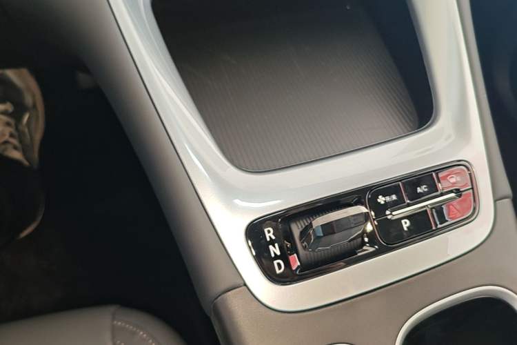 Used Geely Galaxy Geome 2026 410km Wind-Riding Edition Gear Lever