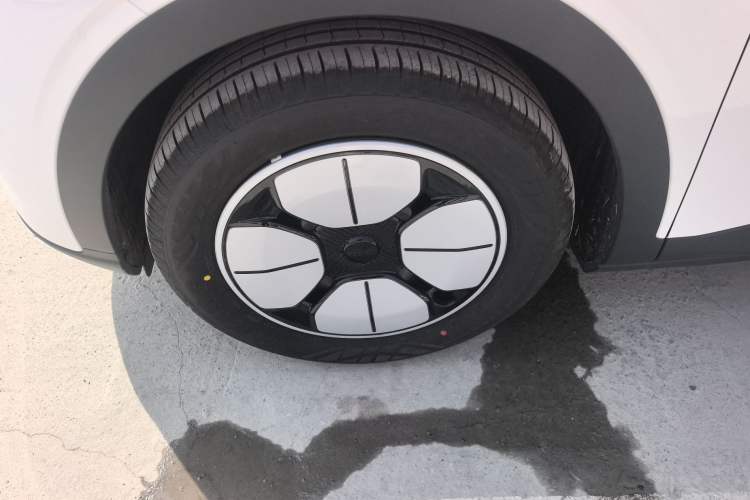 Used Geely Galaxy Geome 2026 Model 310km Youth Edition Left Front Wheel Hub