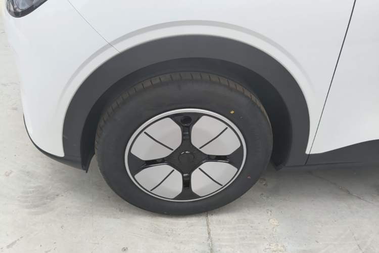 Used Geely Galaxy Geome 2026 Model 310km Youth Edition Left Front Wheel Hub