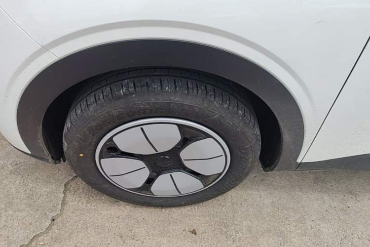 Used Geely Galaxy Geome 2026 Model 310km Youth Edition Left Front Wheel Hub