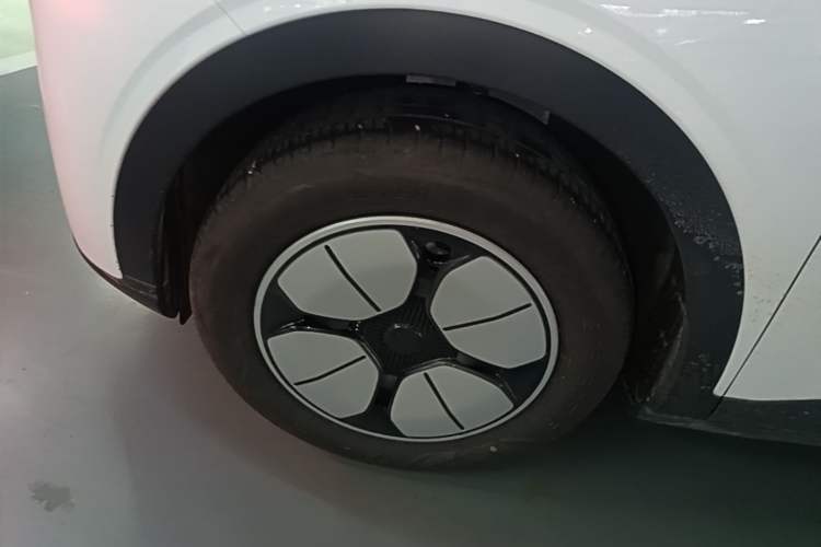 Used Geely Galaxy Geome 2026 Model 310km Youth Edition Left Front Wheel Hub