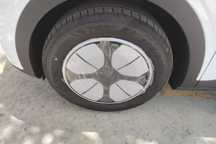 Used Geely Galaxy Geome 2026 Model 310km Youth Edition Left Front Wheel Hub
