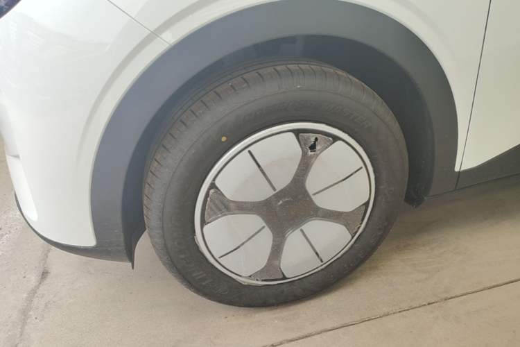 Used Geely Galaxy Geome 2026 Model 310km Youth Edition Left Front Wheel Hub
