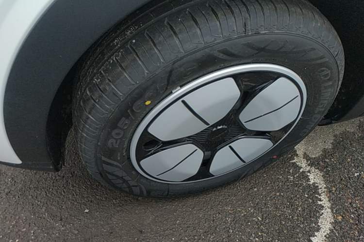 Used Geely Galaxy Geome 2026 Model 310km Youth Edition Left Front Wheel Hub