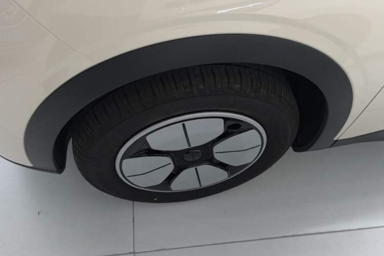 Used Geely Galaxy Geome 2026 Model 310km Youth Edition Left Front Wheel Hub