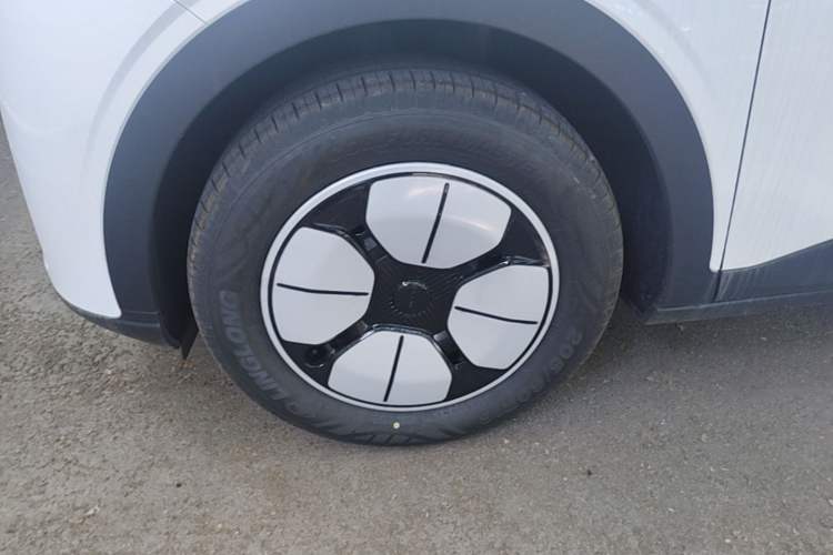 Used Geely Galaxy Geome 2026 Model 310km Youth Edition Left Front Wheel Hub