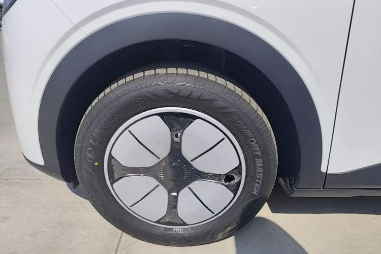 Used Geely Galaxy Geome 2026 Model 310km Youth Edition Left Front Wheel Hub