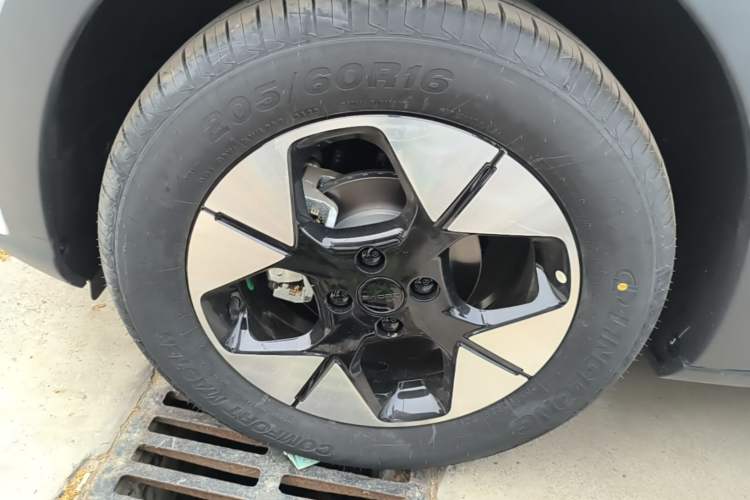 Used Geely Galaxy Geome 2026 Model 410km Freedom Edition Left Front Wheel Hub