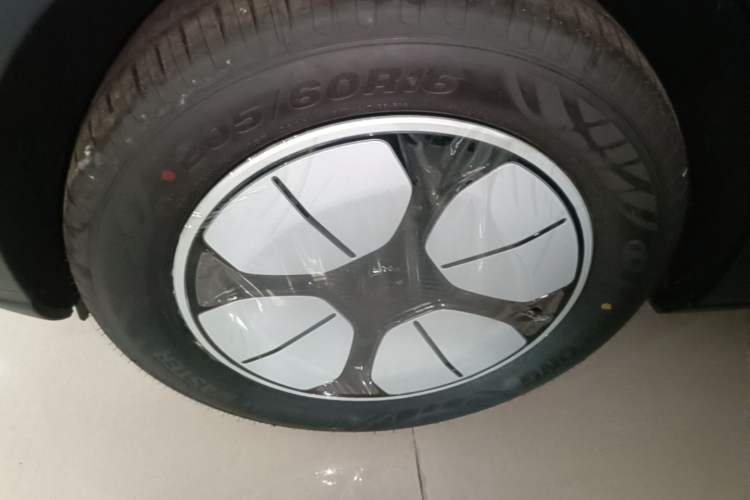 Used Geely Galaxy Geome 2026 Model 310km Youth Edition Left Front Wheel Hub