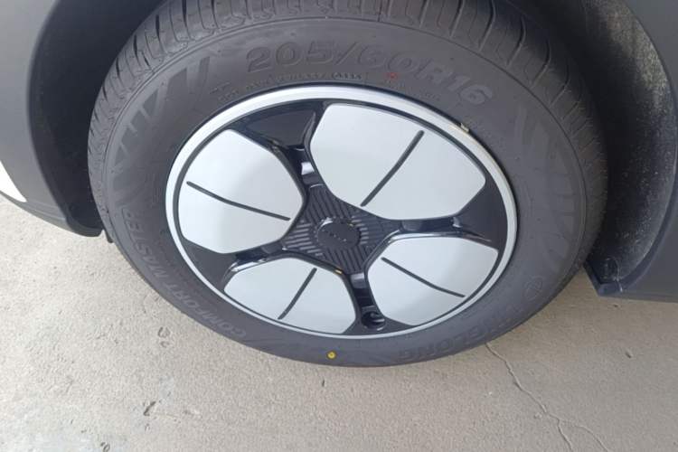 Used Geely Galaxy Geome 2026 Model 310km Youth Edition Left Front Wheel Hub