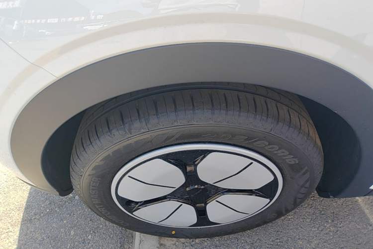 Used Geely Galaxy Geome 2026 Model 310km Youth Edition Left Front Wheel Hub