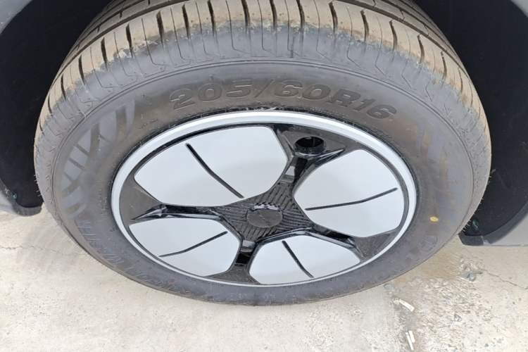 Used Geely Galaxy Geome 2026 Model 310km Youth Edition Left Front Wheel Hub
