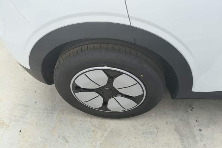 Used Geely Galaxy Geome 2026 Model 310km Youth Edition Right Rear Wheel Hub