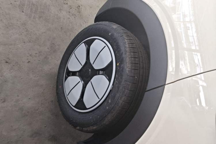 Used Geely Galaxy Geome 2026 Model 410km Carefree Edition Right Rear Wheel Hub