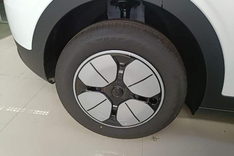 Used Geely Galaxy Geome 2026 Model 310km Youth Edition Right Rear Wheel Hub