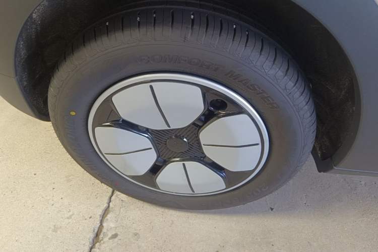 Used Geely Galaxy Geome 2026 Model 310km Youth Edition Right Rear Wheel Hub