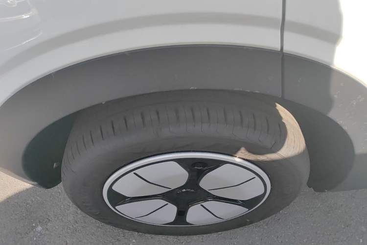 Used Geely Galaxy Geome 2026 Model 310km Youth Edition Right Rear Wheel Hub