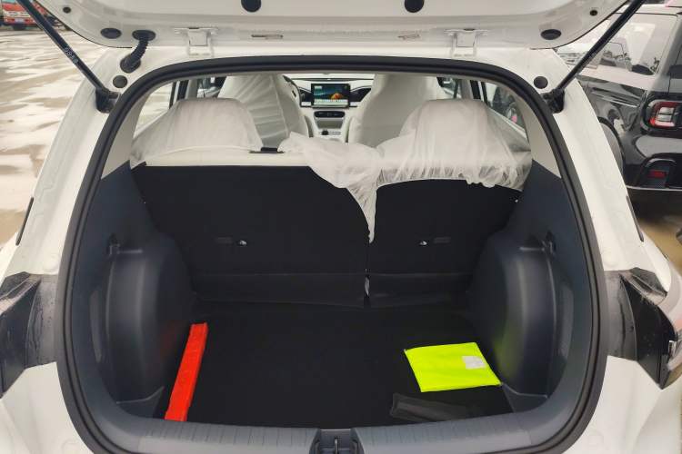 Used Geely Galaxy Geome 2026 Model 310km Youth Edition Trunk