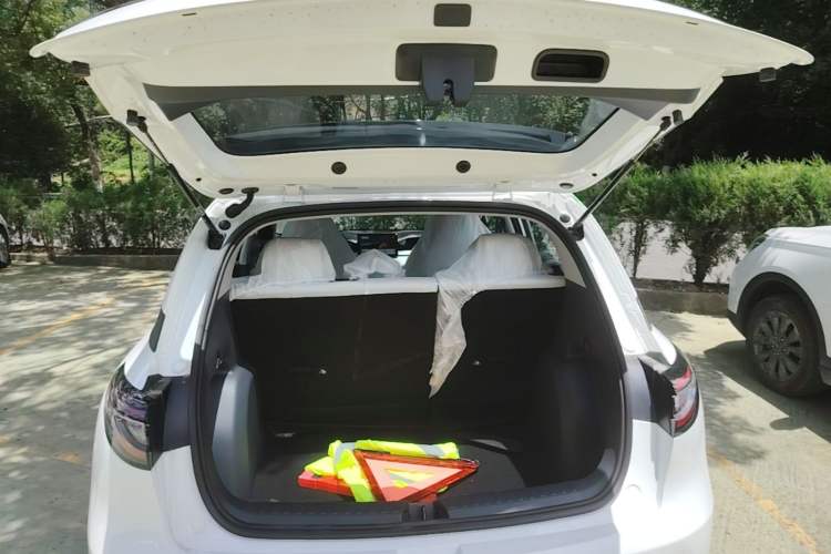 Used Geely Galaxy Geome 2026 Model 310km Youth Edition Trunk