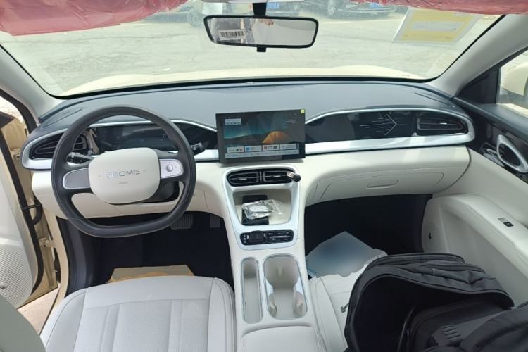 Used Geely Galaxy Geome 2026 Model 410km Carefree Edition Center Console