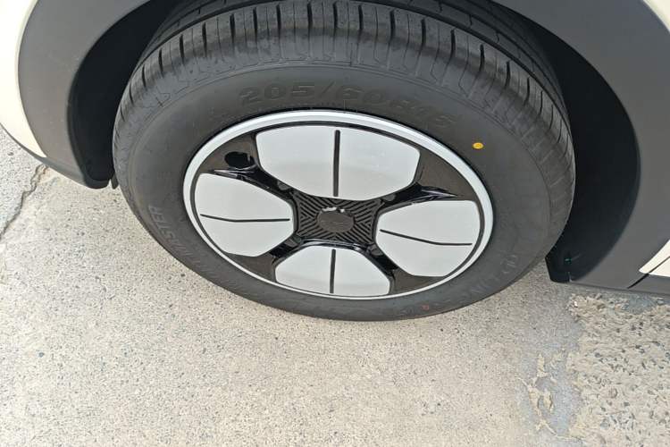 Used Geely Galaxy Geome 2026 Model 310km Youth Edition Left Front Wheel Hub