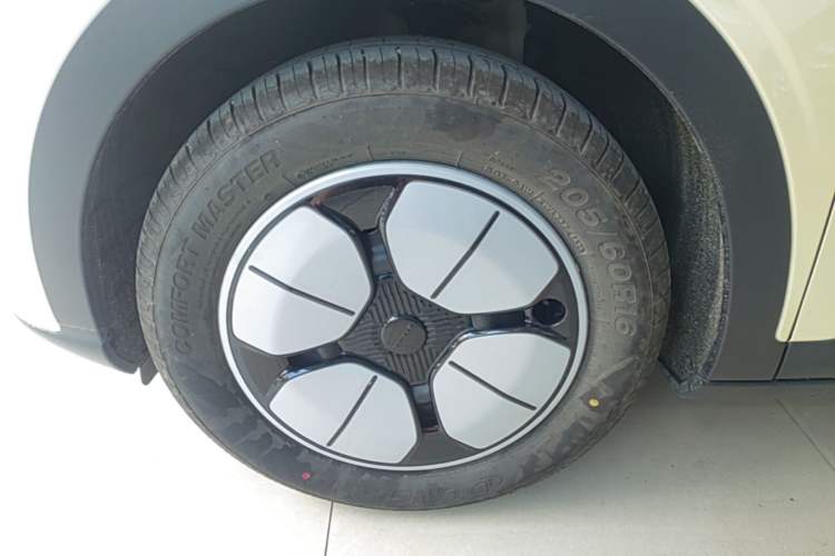 Used Geely Galaxy Geome 2026 Model 310km Youth Edition Left Front Wheel Hub