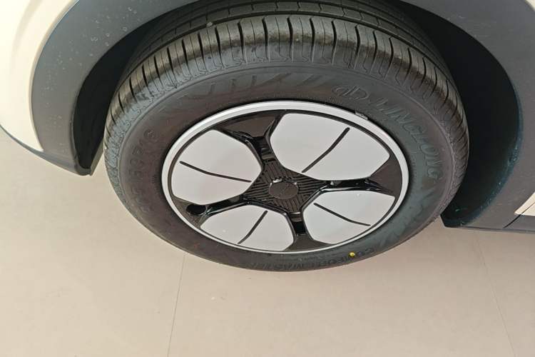 Used Geely Galaxy Geome 2026 Model 310km Youth Edition Left Front Wheel Hub